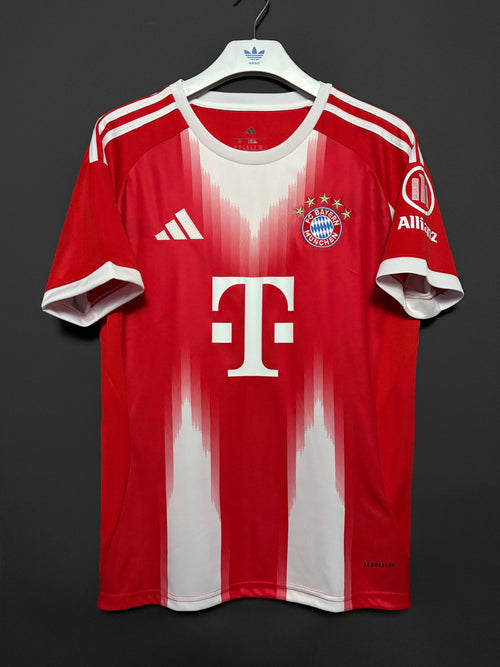 Bayern Münchens hemmatröja